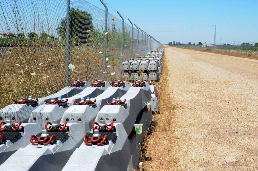 Traviesas destinadas al tren de altas prestaciones acumuladas entre Mérida y Badajoz. :: BRÍGIDO