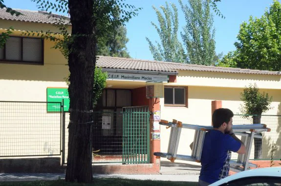 Fachada del colegio Maximiliano Macías, en Nueva Ciudad. :: Brígido