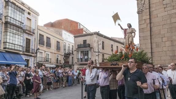 Procesión con la imagen de San Juan. 