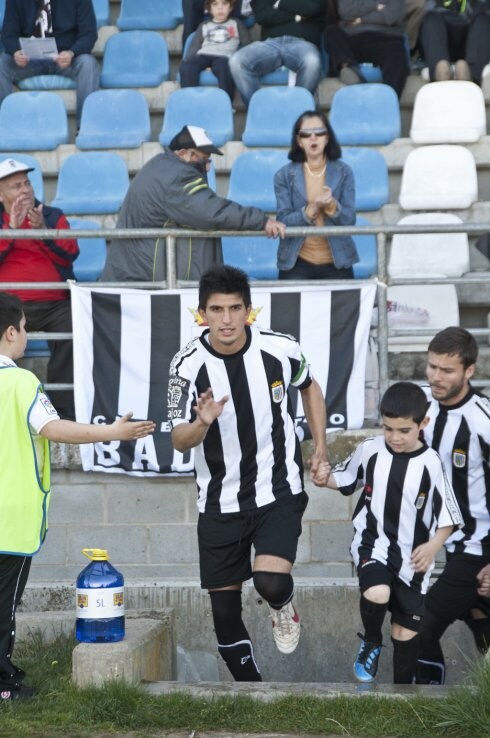 Álex Herrera salta al césped del Nuevo Vivero. :: PAKOPÍ