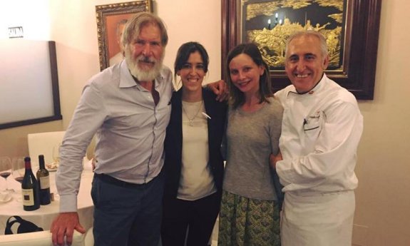 Harrison Ford y Calista Flockhart junto al restaurador Adolfo Muñoz y su hija, en Toledo.
