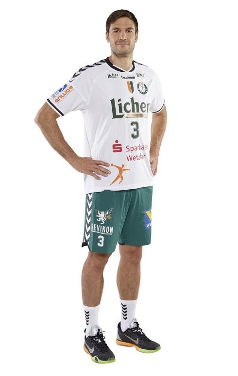Carlos Prieto posa con el uniforme del Wetzlar que ha llevado esta temporada. :: hgs wetzlar