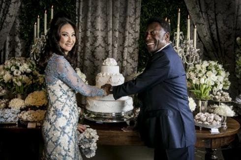 Marcia Cibele Aoki y Pelé se casaron en una ceremonia religiosa con apenas cien invitados. : efe