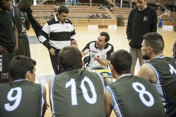 Martín Ávalos, del Badajoz Baloncesto, dando instrucciones. :: PAKOPÍ