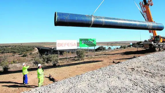 Primeras actuaciones en la obra del trasvase de agua desde Portaje al pantano del Guadiloba, en diciembre de 2007.