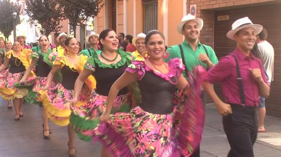 Grupo de Puerto Rico desfilando por Badajoz. 