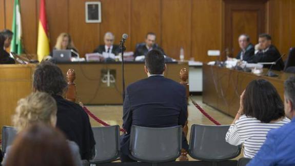 Imagen del juicio al salesiano en la que se ve al fondo a los jueces.