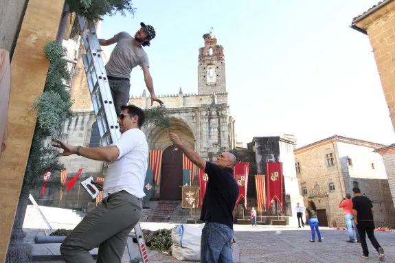 Preparativos del rodaje de la serie 'Isabel' de TVE en la Catedral placentina en 2013. :: andy solé