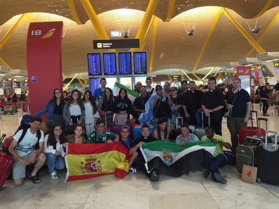 Delegación de Juventud, ayer en el aeropuerto de Barajas. :: hoy  