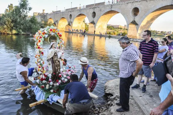 La Virgen del Carmen entra en el río Guadiana en los alrededores del puente de Palmas. :: arnelas