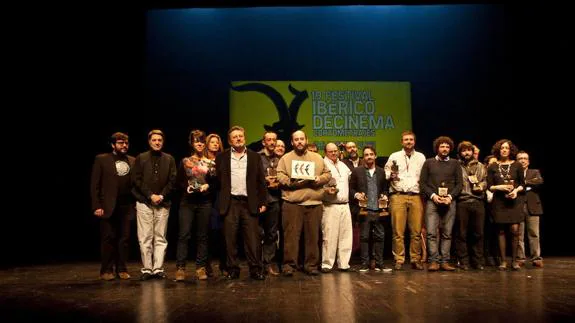 Foto de familia de los galardonados en la decimonovena edición del Festival Ibérico de Cine, celebrado en el Teatro López de Ayala.