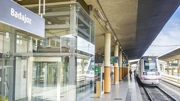 Tren de pasajeros a su paso por Badajoz.