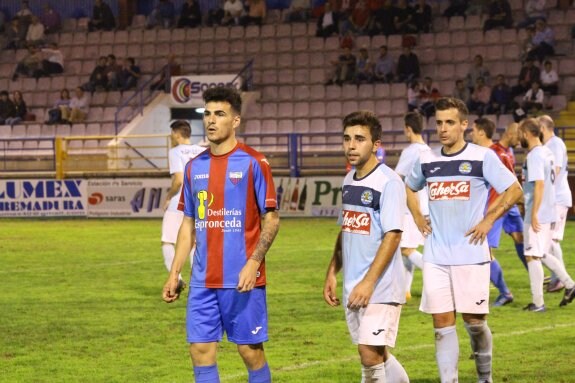 Diego Díaz, a la izquierda, marcó 14 goles con el Extremadura la temporada pasada. :: Alberto Lorite