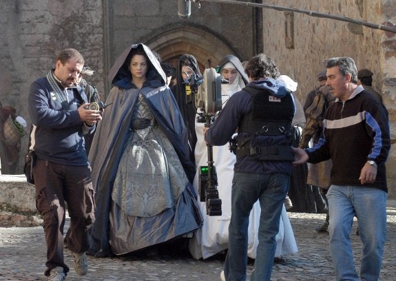 Rodaje de la película 'Teresa, el cuerpo de Cristo' en 2007, con el convento de San Pablo al fondo. Estuvo protagonizada por Paz Vega y Leonor Watling. :: hoy  