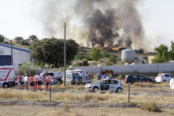 Imagen del fuego en la tarde de ayer a unos diez kilómetros de Cáceres. :: armando