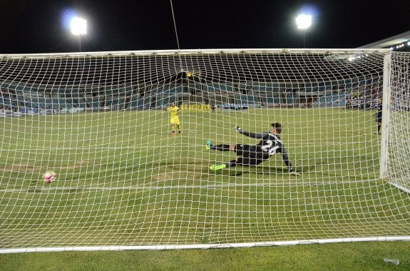 Leo Suárez marcó el quinto penalti que dio la victoria al Villarreal ayer en el Nuevo Vivero. :: casimiro moreno