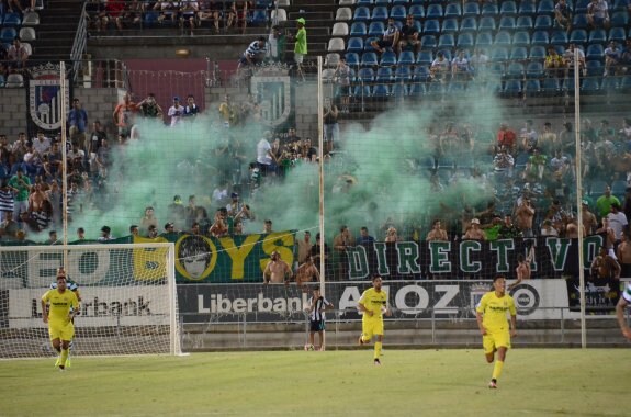 Los aficionados ultras del Sporting encendieron varias bengalas durante el partido.
