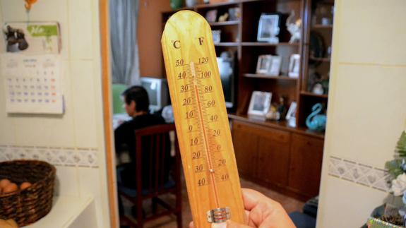 En casa de Manuela Cuenda, en la calle Piedrabuena, no hay aire acondicionado. Ayer, el mercurio de su termómetro marcaba 34º a las tres de la tarde.