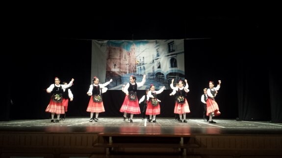 Actuación del grupo Tierra de Barros en el teatro. :: g. c.