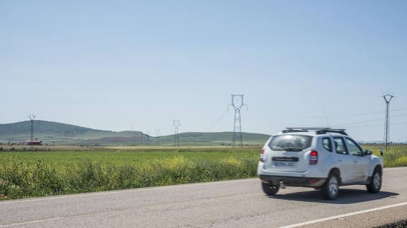 Terrenos a las afueras de Bienvenida (Badajoz) junto a la Ex-202 donde iría una parte de otra de las tres plantas fotovoltaicas previstas.
