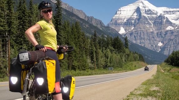 Isabel camino del Monte Robson, en Canadá.