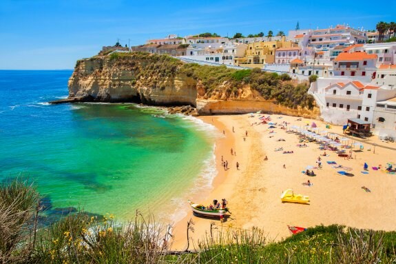 Una de las playas de Faro, la ciudad costera del sur de Portugal. :: hoy