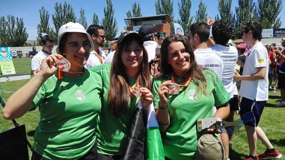 Fátima Agudo, Emi Ortiz y Teresa Vida posan orgullosas con sus medallas de oro.