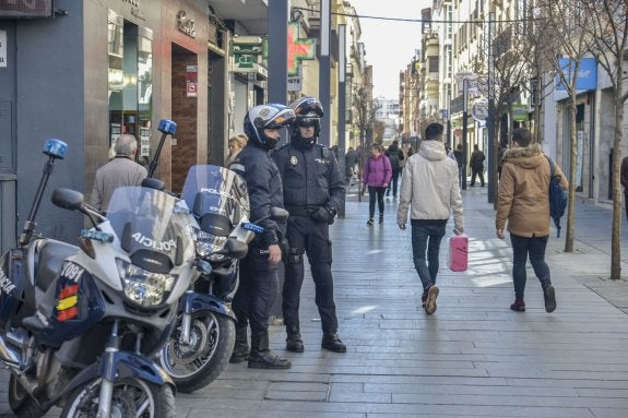 Dos agentes en un dispositivo de vigilancia de Badajoz. :: hoy