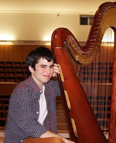 El arpista Juan Antonio García, de 23 años, es el único extremeño en la Joven Orquesta Nacional. :: HOY