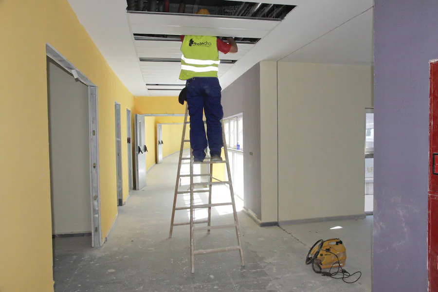 Uno de los miembros del equipo de fontanería controla la instalación en uno de los primeros trabajos