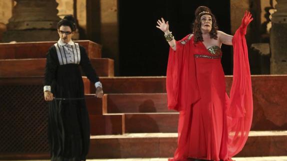 Una caricatura de la tragedia griega divierte al Teatro Romano con 'Los Pelópidas'