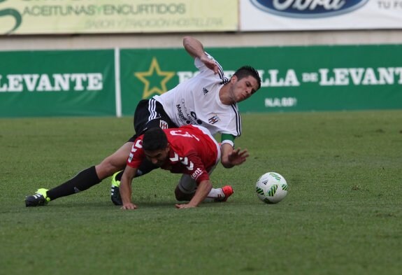 Aguza pugna por el balón con un jugador murciano ayer en la Nueva Condomina. :: josé Valero