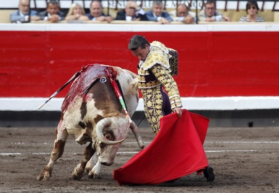Natural de Diego Urdiales al berrendo que desorejó ayer en la plaza de toros de Bilbao. :: efe