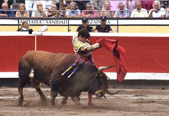 Pase de pecho de Garrido al tercero de los toros de su lote de ayer en Bilbao, al que cortó una oreja. :: efe