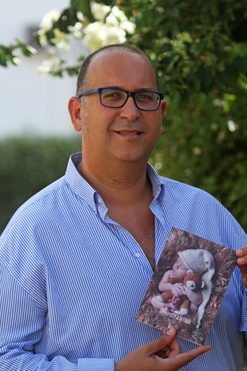 José Luis Mora posa con su primer libro, 'Del vientre a la cuna'. :: e. domeque