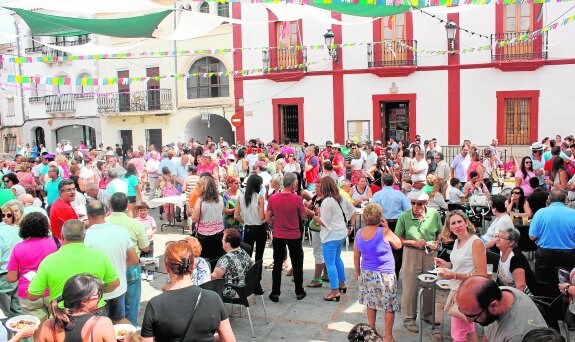 Por segundo año se repetirá la fiesta a mediodía en la plaza, con reparto de frite el día 2 y coro rociero el día 3. :: L. C. G.