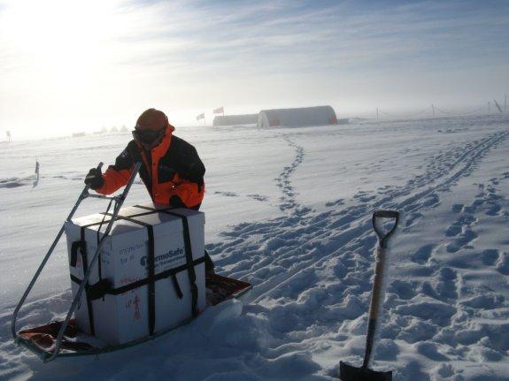 Un miembro de una expedición científica maneja material en una base del Ártico. :: R. c.