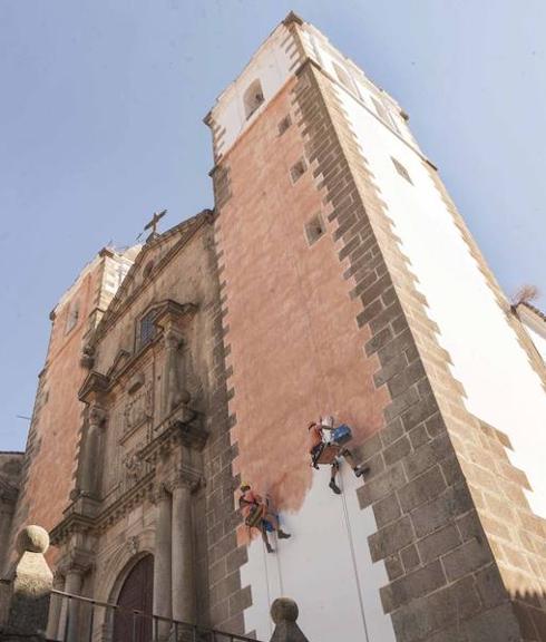 Ayer continuaron los trabajos para cambiar el color de las torres de la Preciosa Sangre. Volverán a ser blancas al acabar el rodaje.