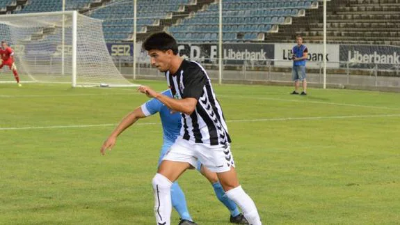 Álex Herrera intenta zafarse de su defensor en la presentación frente al Villanovense