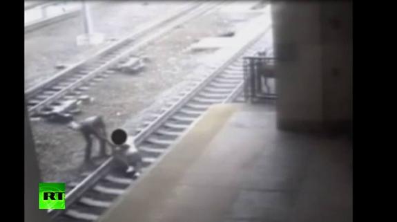 Policía rescata a un hombre un segundo antes de que pasase el tren