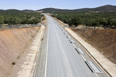 Traviesas esperando a ser colocadas entre Mérida y Cáceres. :: j. m. r.