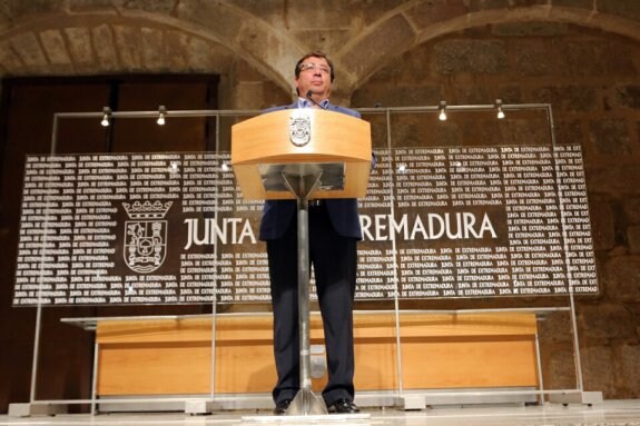 Guillermo Fernández Vara, ayer, en la sala de prensa de Presidencia de la Junta. :: j. m .romero