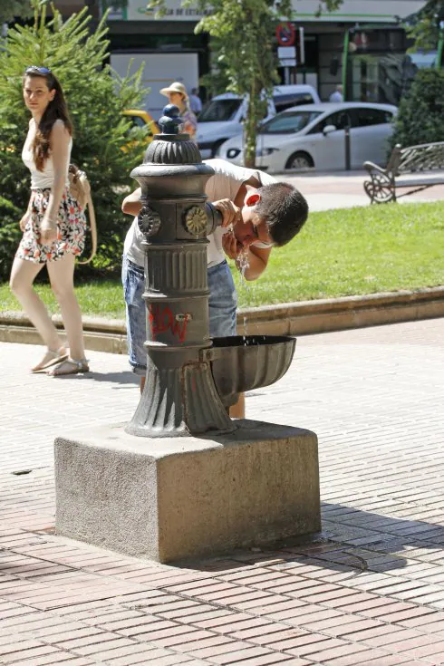 Un cacereño refrescándose por las calles de la ciudad. :: hoy