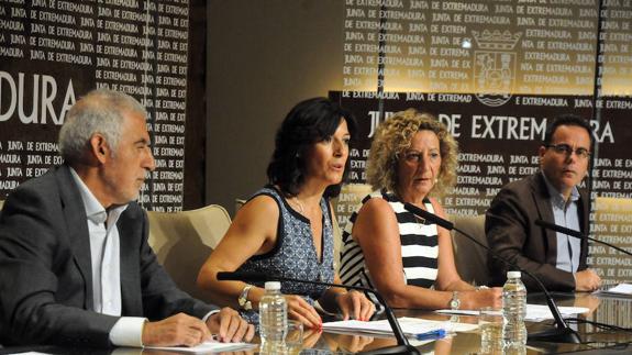 La consejera Ester Gutiérrez, segunda a la izquierda, presentando las novedades del curso.