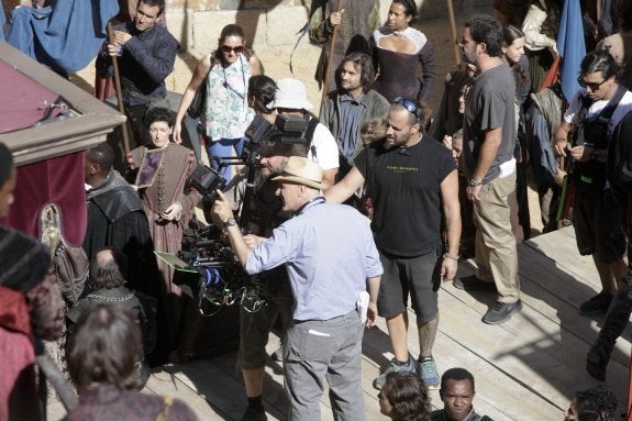 El director Michael Offer supervisa una toma del rodaje en la Plaza de San Jorge. :: lorenzo cordero