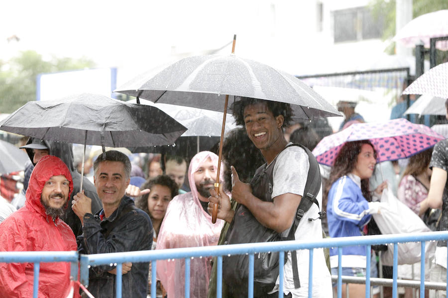 Los paraguas se convirtieron en ineludibles compañeros durante las dos horas y media de cola.