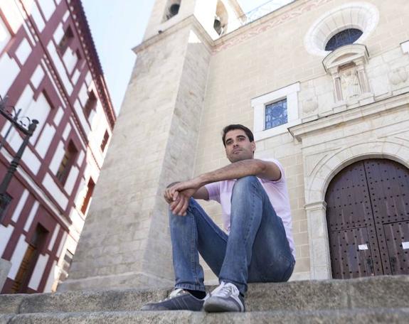 Moisés Leví con la iglesia de San Andrés Apóstol al fondo. :: jorge rey