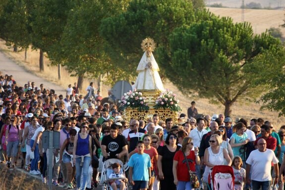 Cientos de vecinos acompañan a la patrona durante el recorrido. 