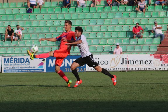 Borja pugna por un balón con un jugador del Granada B hace quince días en el Romano. :: J. M. ROMERO