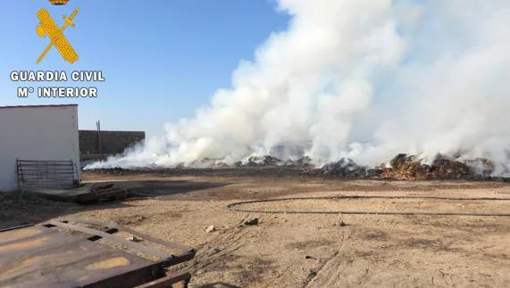 El incendio que calcinó mil pacas de heno se originó tras la imprudencia de un operario